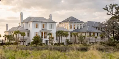 15 best luxury neighborhoods in Charleston SC featuring luxury homes, waterfront properties, and upscale Lowcountry living.