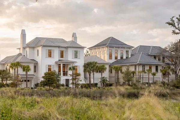 15 best luxury neighborhoods in Charleston SC featuring luxury homes, waterfront properties, and upscale Lowcountry living.